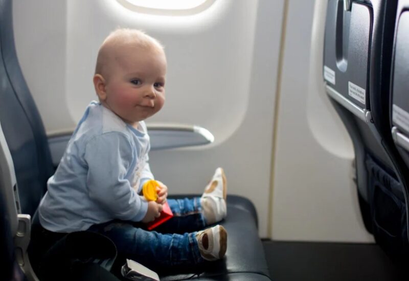 Een stewardess controleert de businessclasscabine en vindt een achtergelaten baby op een stoel met een briefje.