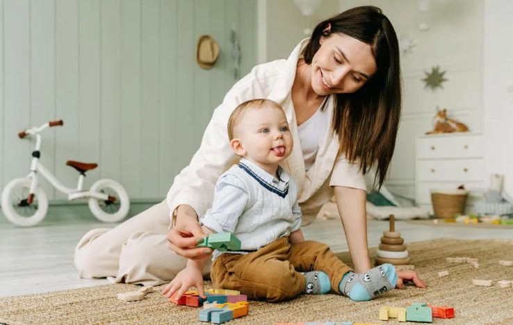 Toen Kayla haar baby achterliet, voedde ik hem vijftien jaar lang alleen op — totdat ze terugkeerde en hem meenam, en vijf jaar later opnieuw mijn deur klopte