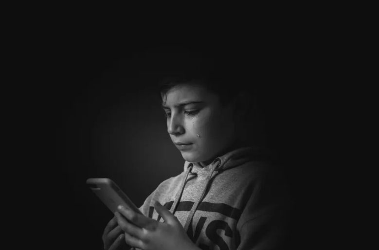 Mijn schoonmoeder behandelde mijn zoon uit mijn eerdere huwelijk slecht wanneer ik er niet was — Toen ik erachter kwam, leerde ik haar een goede les.