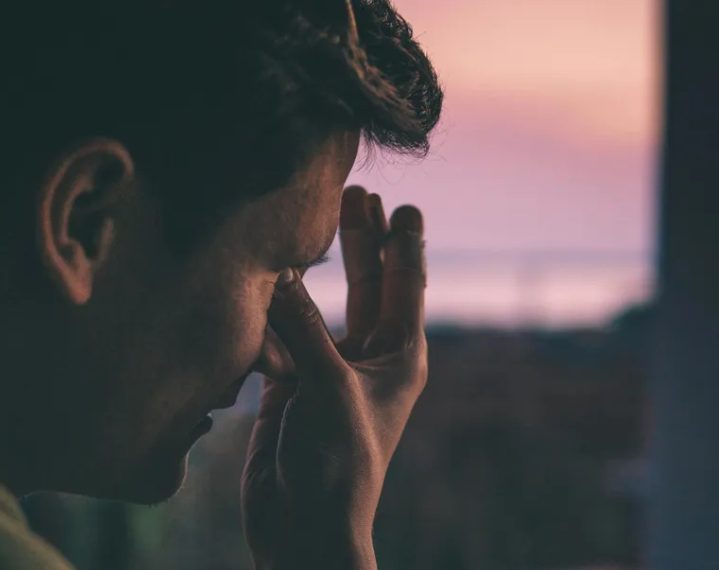 Mijn vrouw en ik wachtten jarenlang op een kind – maar toen ze eindelijk beviel, schreeuwde ze: “Dat is niet mijn baby!”