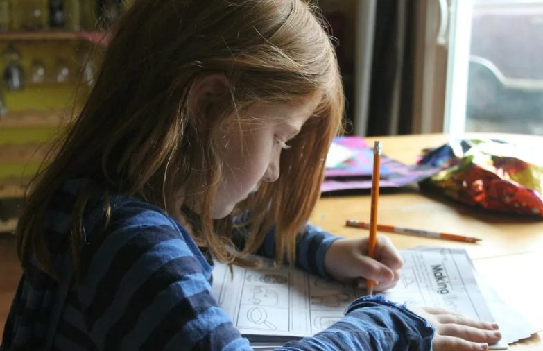 De verloofde van mijn ex-man kwam naar mijn huis om mij en mijn vier kinderen uit te zetten — dus vocht ik voor de toekomst van mijn kinderen.