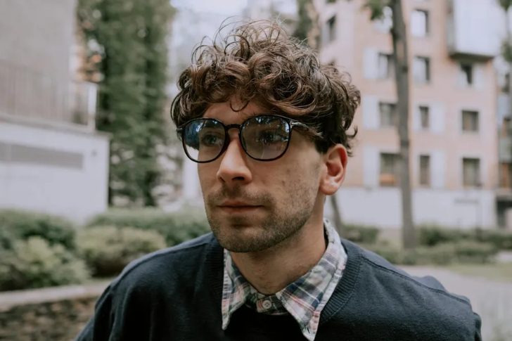 Mijn schoonmoeder viel ons appartement binnen en zei: "Je dochter uit je eerste huwelijk is hier niet welkom" – maar het antwoord van mijn moeder deed haar zwijgen.