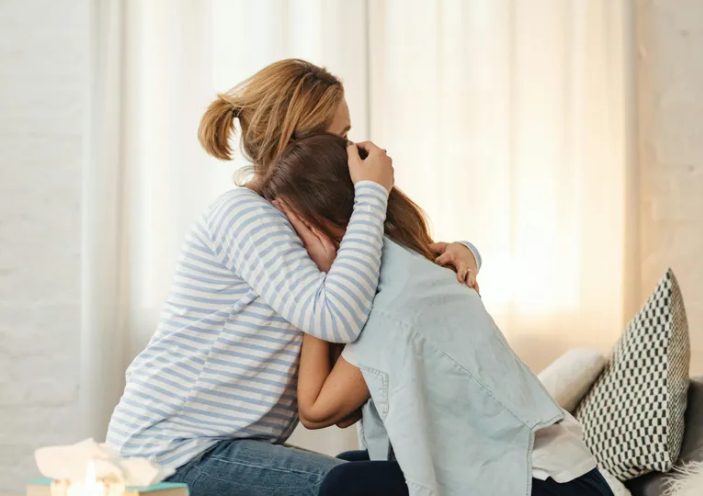 Mijn schoonmoeder zei tegen mijn dochter dat de verjaardagstaart die ze had gemaakt walgelijk was – Dus ik liet haar haar woorden berouwen.
