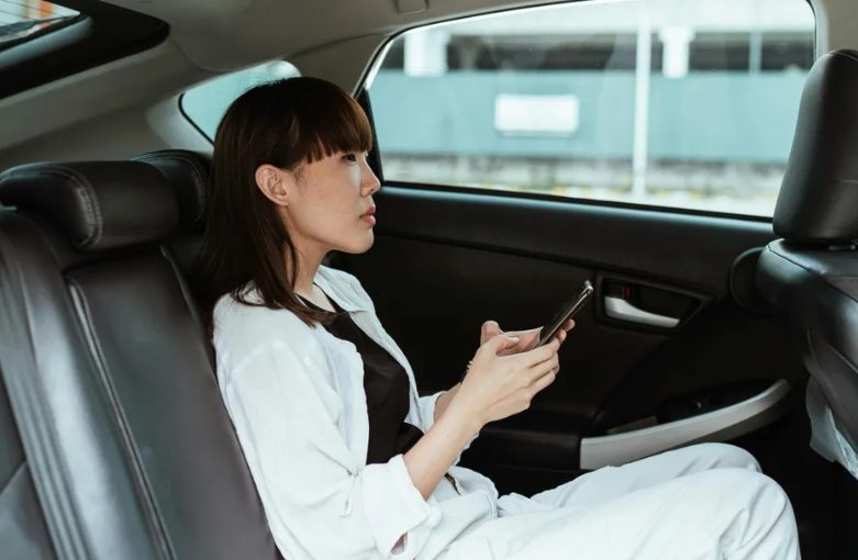 Vrouw vindt een tweede telefoon in de auto van haar man en vermoedt dat hij vreemdgaat – maar alles liep anders af