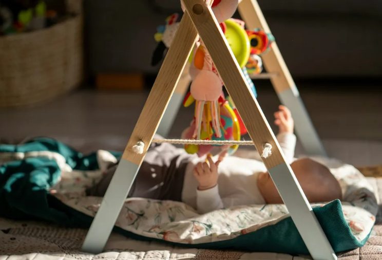 Toen Kayla haar baby achterliet, voedde ik hem vijftien jaar lang alleen op — totdat ze terugkeerde en hem meenam, en vijf jaar later opnieuw mijn deur klopte