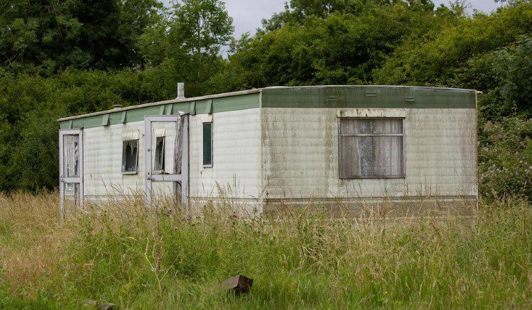 De jongen nam de laatste 13 euro van zijn moeder om een bedrijf te starten – ze verhuisden van een kleine caravan naar een villa ter waarde van 2 miljoen euro