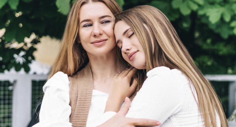 Mijn ouders weigerden naar mijn bruiloft te komen omdat mijn verloofde arm was – tien jaar na onze ontmoeting vroegen ze me om het contact te herstellen.