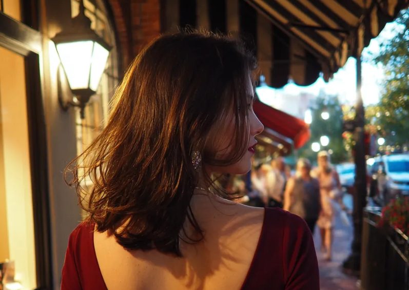 Ik ging naar een restaurant voor ons 10-jarig huwelijksjubileum en vond mijn man met een andere vrouw – Toen zei hij: "Liefje, ik heb een belangrijke mededeling!"