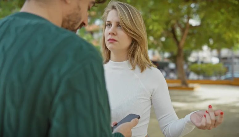 Vrouw vindt een tweede telefoon in de auto van haar man en vermoedt dat hij vreemdgaat – maar alles liep anders af