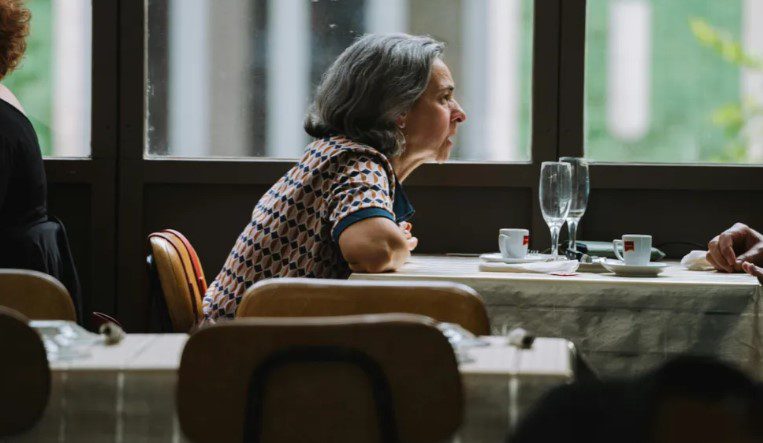 Mijn rijke schoondochter nodigde me uit voor een diner om me opzettelijk te vernederen – ik gaf haar een les die ze nooit zal vergeten.