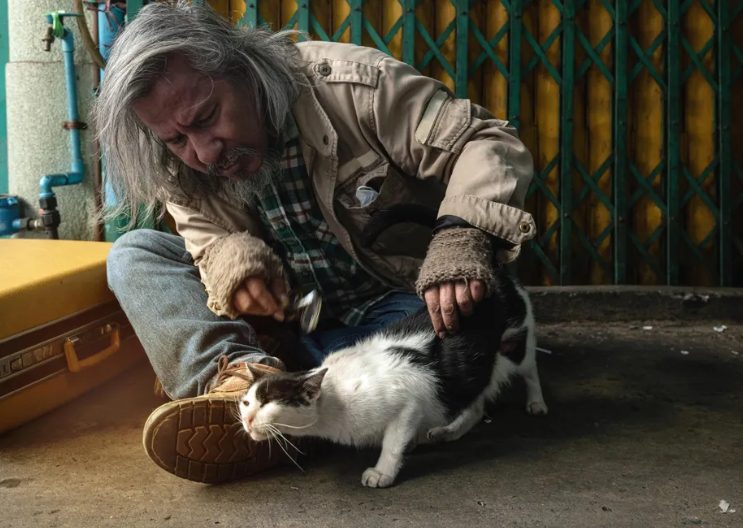 Hij verloor alles, maar klampte zich vast aan de kat die zijn kinderen hadden genoemd – Totdat mijn vriend hem op een avond bewusteloos vond.