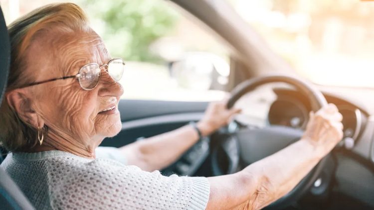 Mij n stiefdochter gaf me een auto voor mijn 55e verjaardag – toen ik het handschoenenkastje opende, werd ik lijkbleek.
