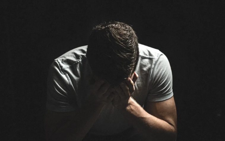 Het kleine meisje dat vanuit het huis tegenover mij zwaaide – en de waarheid die mijn leven voorgoed veranderde
