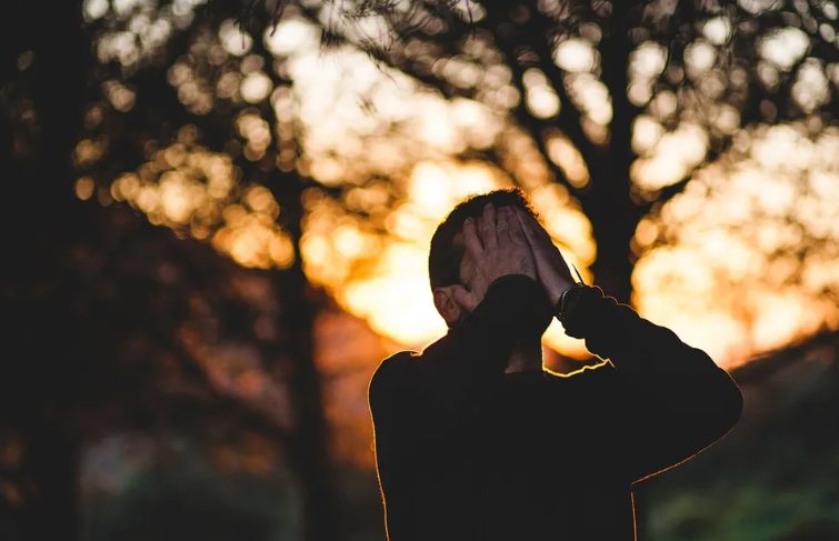 Het kleine meisje dat vanuit het huis tegenover mij zwaaide – en de waarheid die mijn leven voorgoed veranderde