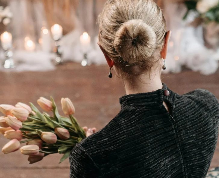 Mijn grootmoeder vroeg me om haar favoriete roos een jaar na haar dood te verplaatsen – Ik had nooit kunnen bedenken wat ze eronder had verstopt