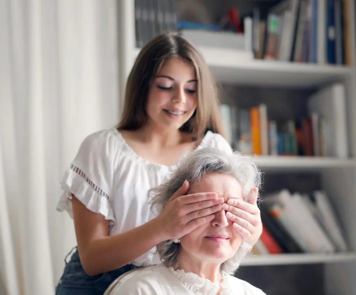 Mijn grootmoeder vroeg me om haar favoriete roos een jaar na haar dood te verplaatsen – Ik had nooit kunnen bedenken wat ze eronder had verstopt