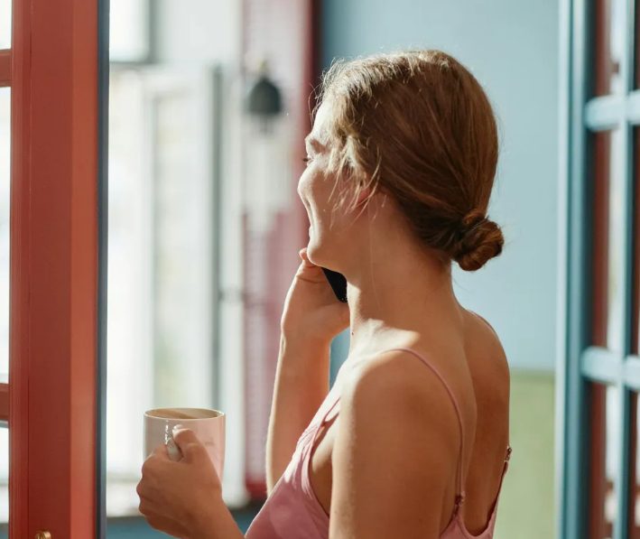 Mijn grootmoeder vroeg me om haar favoriete roos een jaar na haar dood te verplaatsen – Ik had nooit kunnen bedenken wat ze eronder had verstopt
