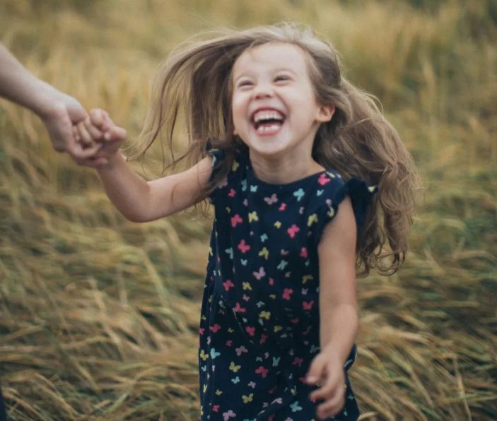 Hebzuchtige vader wil dat zijn dochter de familiehalsketting van zijn vrouw houdt die bedoeld was voor zijn stiefdochter