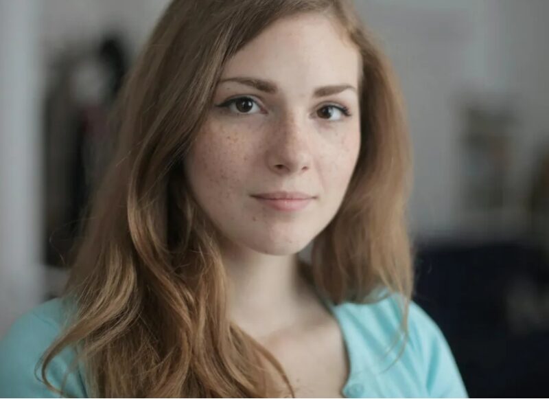 Mijn grootmoeder vroeg me om haar favoriete roos een jaar na haar dood te verplaatsen – Ik had nooit kunnen bedenken wat ze eronder had verstopt