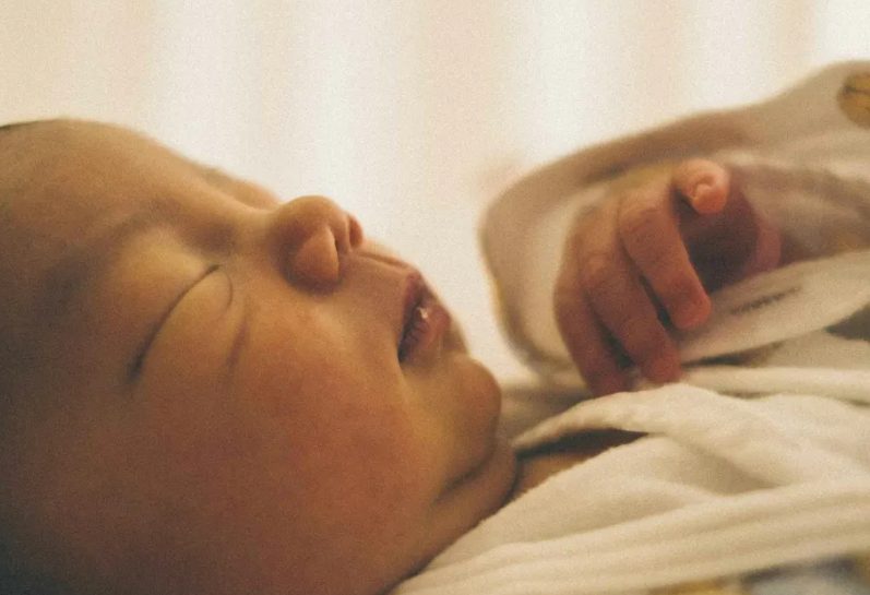 Een pasgeboren baby huilt de hele dag, ongeacht wat de ouders doen. Na een tijdje kijken ze in zijn wieg.