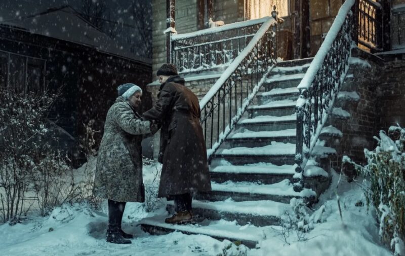 Ik vond een oudere vrouw langs de weg op een besneeuwde kerstavond en bracht haar naar huis — Dagen later stopte een luxe SUV voor mijn deur.