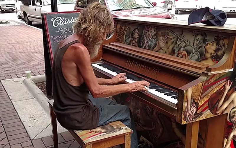 Iemand brak ’s nachts in in mijn café – ik dacht dat het een dief was, maar was sprakeloos toen hij naar de piano liep.