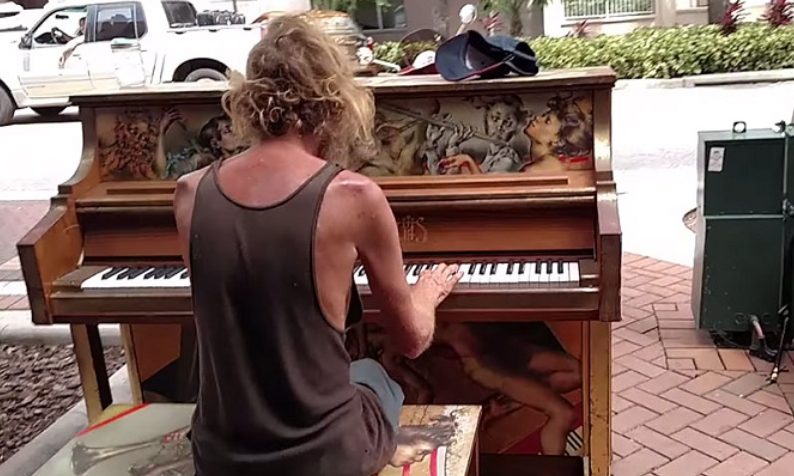 Iemand brak ’s nachts in in mijn café – ik dacht dat het een dief was, maar was sprakeloos toen hij naar de piano liep.