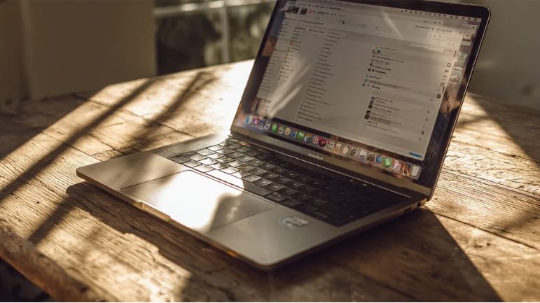 Mijn klasgenoten lachten jarenlang om mijn oma, de “Middagmaaltijdvrouw” – tot mijn afstudeertoespraak hen het zwijgen oplegde.