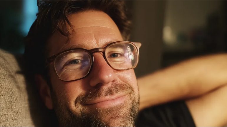 Ik was 62, al bijna veertig jaar literatuurlerares, en dacht dat niets me nog kon verrassen. Mijn leven liep op routine: lessen, opstellen, thee die altijd te koud werd. Tot een stille leerlinge mij koos voor een schoolopdracht — en een verhaal openbrak dat ik veertig jaar had begraven.
