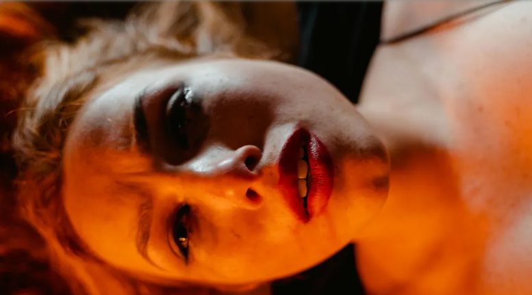 Mijn man liet zijn plek in de verloskamer over aan mijn moeder en ging op jongensweekend – een les die hij nooit zal vergeten