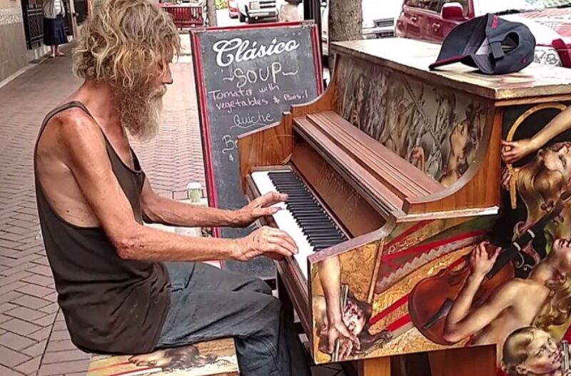 Iemand brak ’s nachts in in mijn café – ik dacht dat het een dief was, maar was sprakeloos toen hij naar de piano liep.