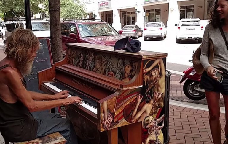 Iemand brak ’s nachts in in mijn café – ik dacht dat het een dief was, maar was sprakeloos toen hij naar de piano liep.