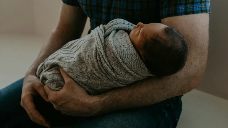 Mijn man had beloofd voor de baby te zorgen als ik er een zou krijgen – maar na de geboorte zei hij tegen mij dat ik mijn baan moest opzeggen.