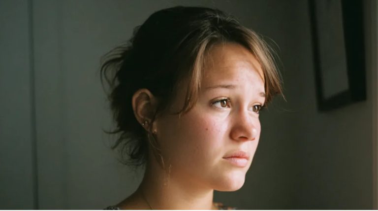 Mijn stiefmoeder gaf me 36 uur om het huis van mijn vader te verlaten na zijn begrafenis — karma gaf haar precies wat ze verdiende