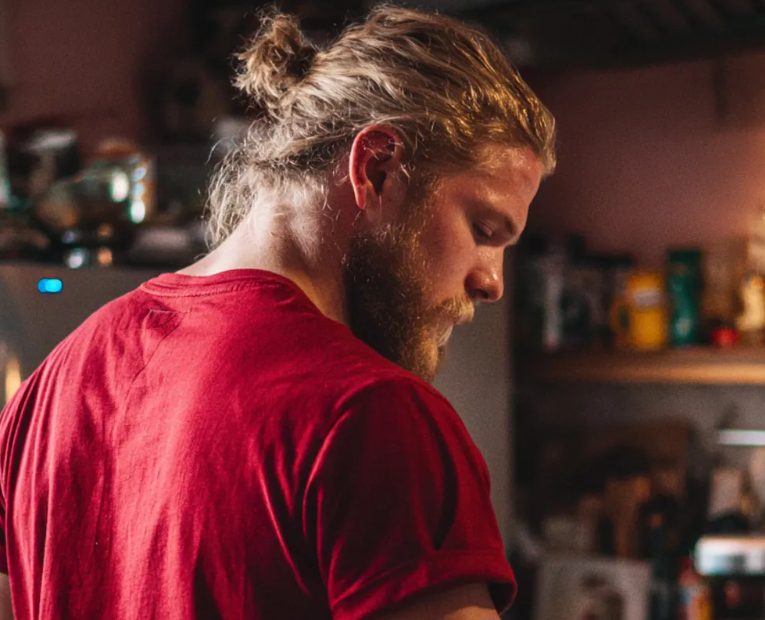 Mijn man verliet mij met pasgeboren drielingen – Jaren later zag ik hem toevallig weer