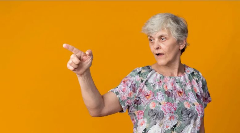 Mijn klasgenoten lachten jarenlang om mijn oma, de “Middagmaaltijdvrouw” – tot mijn afstudeertoespraak hen het zwijgen oplegde.