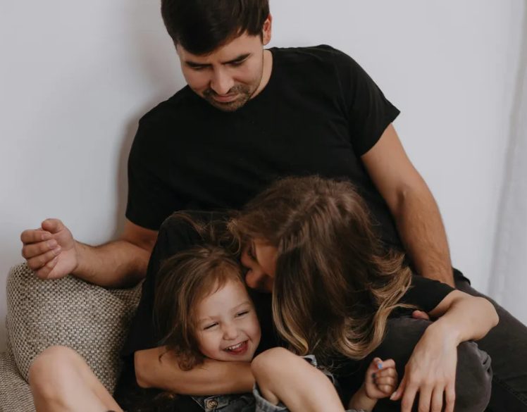 We adopteerden een meisje van 4 jaar – een maand later kwam ze naar me toe en zei: “Mama, vertrouw papa niet”