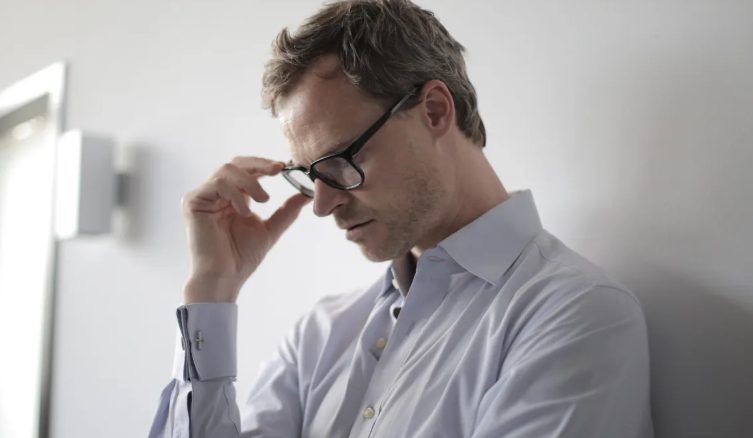 Ik nam het kind van mijn beste vriendin in huis alsof het mijn eigen kind was — en daarna veranderde een verborgen waarheid alles.