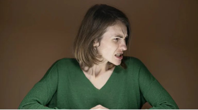 Mijn stiefmoeder gaf me 36 uur om het huis van mijn vader te verlaten na zijn begrafenis — karma gaf haar precies wat ze verdiende