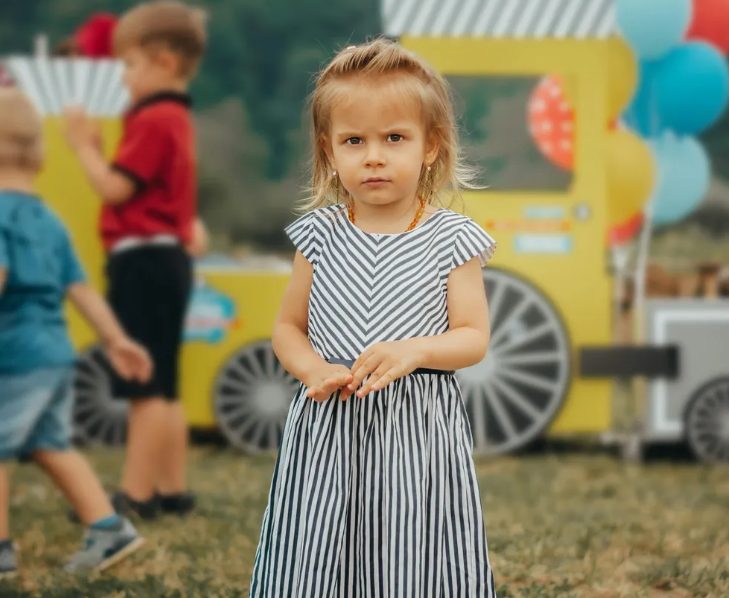 We adopteerden een meisje van 4 jaar – een maand later kwam ze naar me toe en zei: “Mama, vertrouw papa niet”