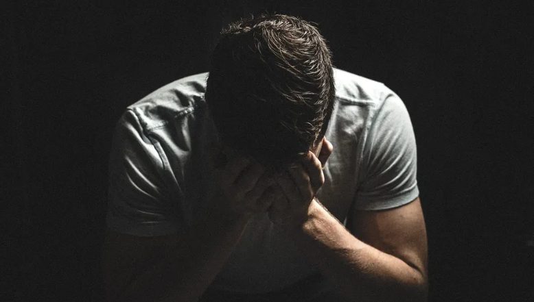 Ik ontdekte dat de bedelaar mijn verloofde was, die acht jaar geleden op onze trouwdag was verdwenen – zijn verklaring schudde me op