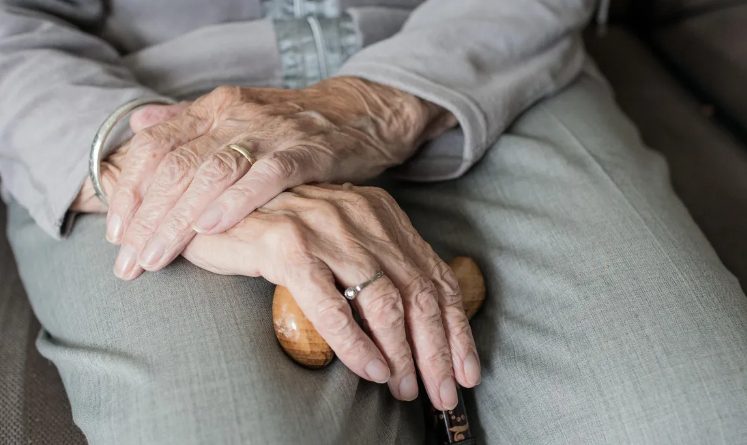 Mijn familie liet mijn oma achter op het vliegveld en ging op vakantie zonder haar — Ze hadden niet verwacht dat ik zo zou reageren