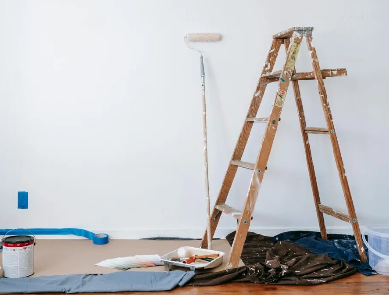Mijn schoonmoeder veranderde de kamer van onze adoptiezoon in haar leesruimte terwijl we weg waren – De les die ik haar gaf was hard