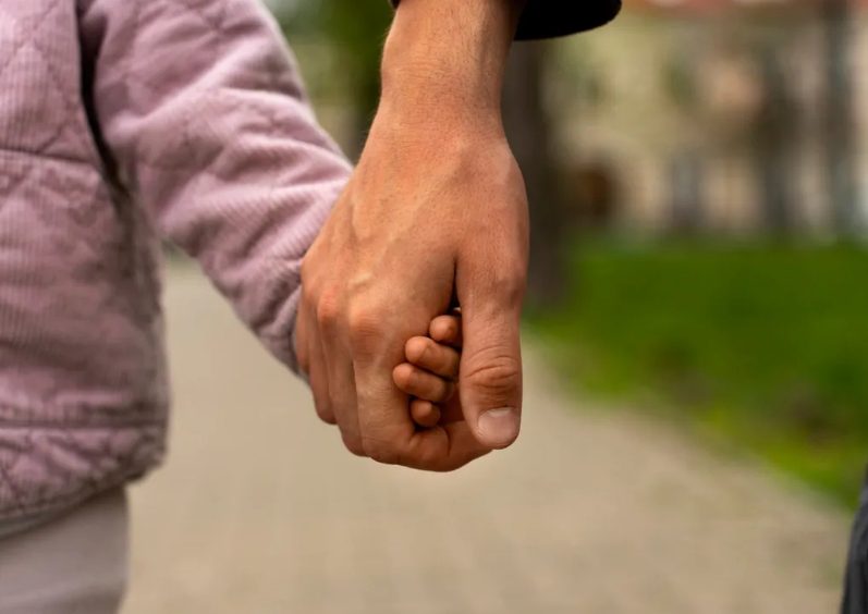 Ik haalde mijn vijfjarige dochter op van de kleuterschool toen ze plotseling zei: “Papa, waarom heeft de nieuwe papa mij niet opgehaald zoals hij gewoonlijk doet?”
