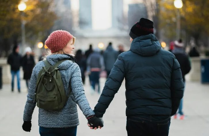 Mij n stiefdochter gaf me een auto voor mijn 55e verjaardag – toen ik het handschoenenkastje opende, werd ik lijkbleek.
