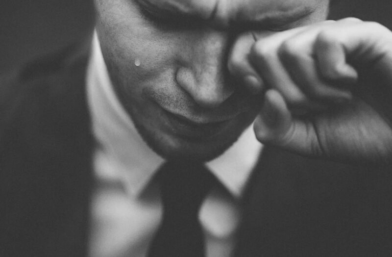 Mijn grootvader voedde mij alleen op – Na zijn begrafenis ontdekte ik zijn grootste geheim