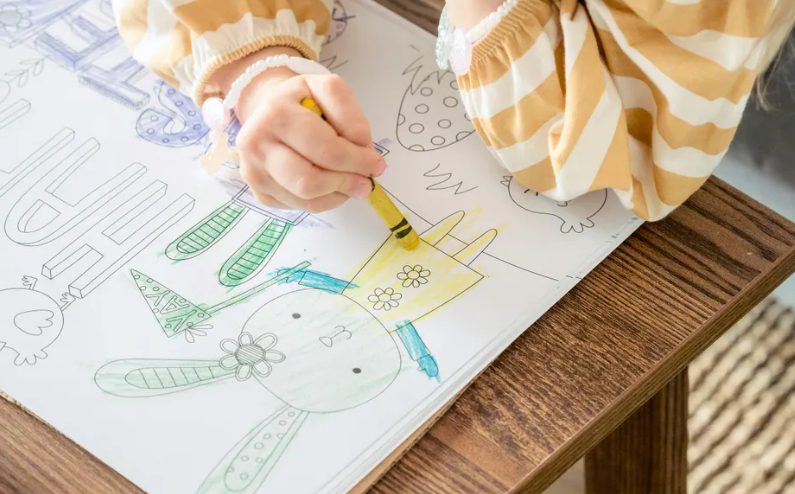 “Mijn dochter tekende een onbekend kind in ons gezin — en toen begon de nachtmerrie”