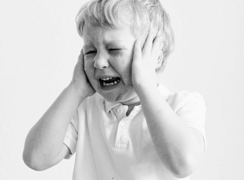 Verwoest nadat ik mijn vrouw had begraven, nam ik mijn zoon mee op vakantie – Mijn bloed stolde toen hij zei: “Papa, kijk, mama is teruggekomen.”