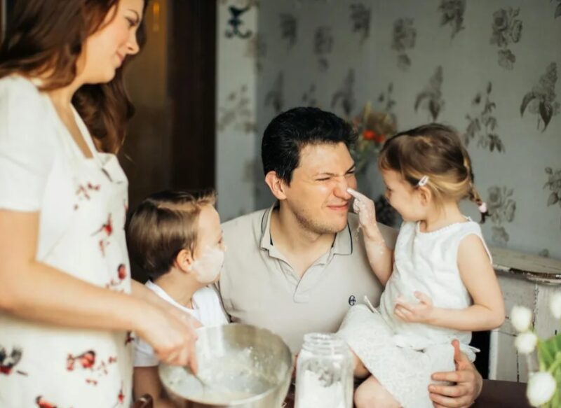 De minnares van mijn man stuurde me per ongeluk een foto in een badjas – Ik was kapot van verdriet, maar begon een wraakplan in mijn hoofd te bedenken.