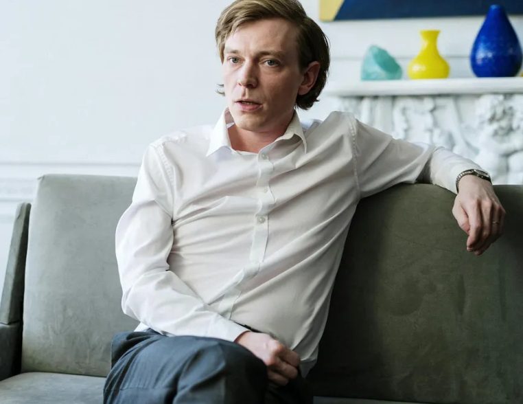 Mijn man verliet me voor zijn minnares nadat ik was aangekomen tijdens de zwangerschap – Maar jaren later zag ik hen en begreep ik dat karma de situatie had omgekeerd.